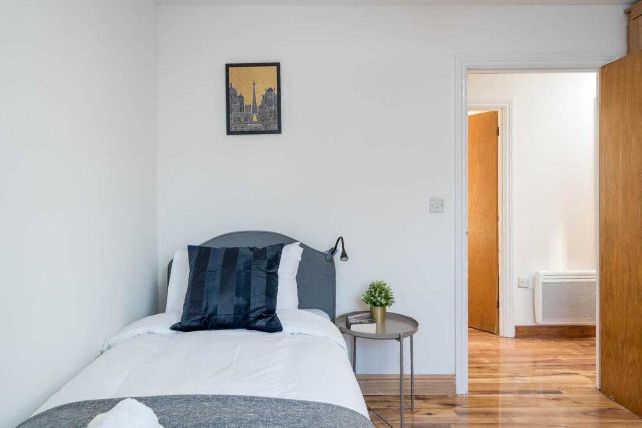 2 Bedroom Flat Near London Excel Exterior photo